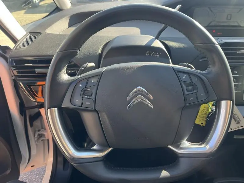 Volant cuir multifonction de Citroën Grand C4 Spacetourer 2020, vue rapprochée de face avec tableau de bord noir.