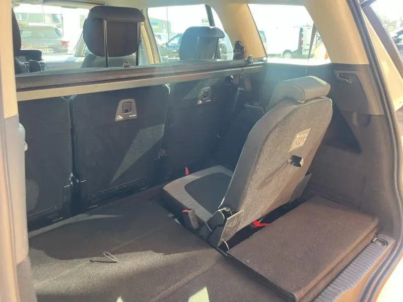 Vue intérieure arrière du Citroën Grand C4 Spacetourer blanc Banquise montrant les sièges individuels escamotés en rang 3.