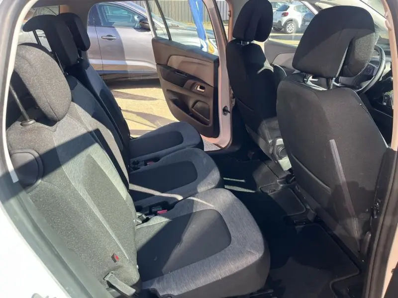 Intérieur arrière du Citroën Grand C4 Spacetourer blanc, montrant les trois sièges individuels gris Milazzo Grey côté gauche ouvert.