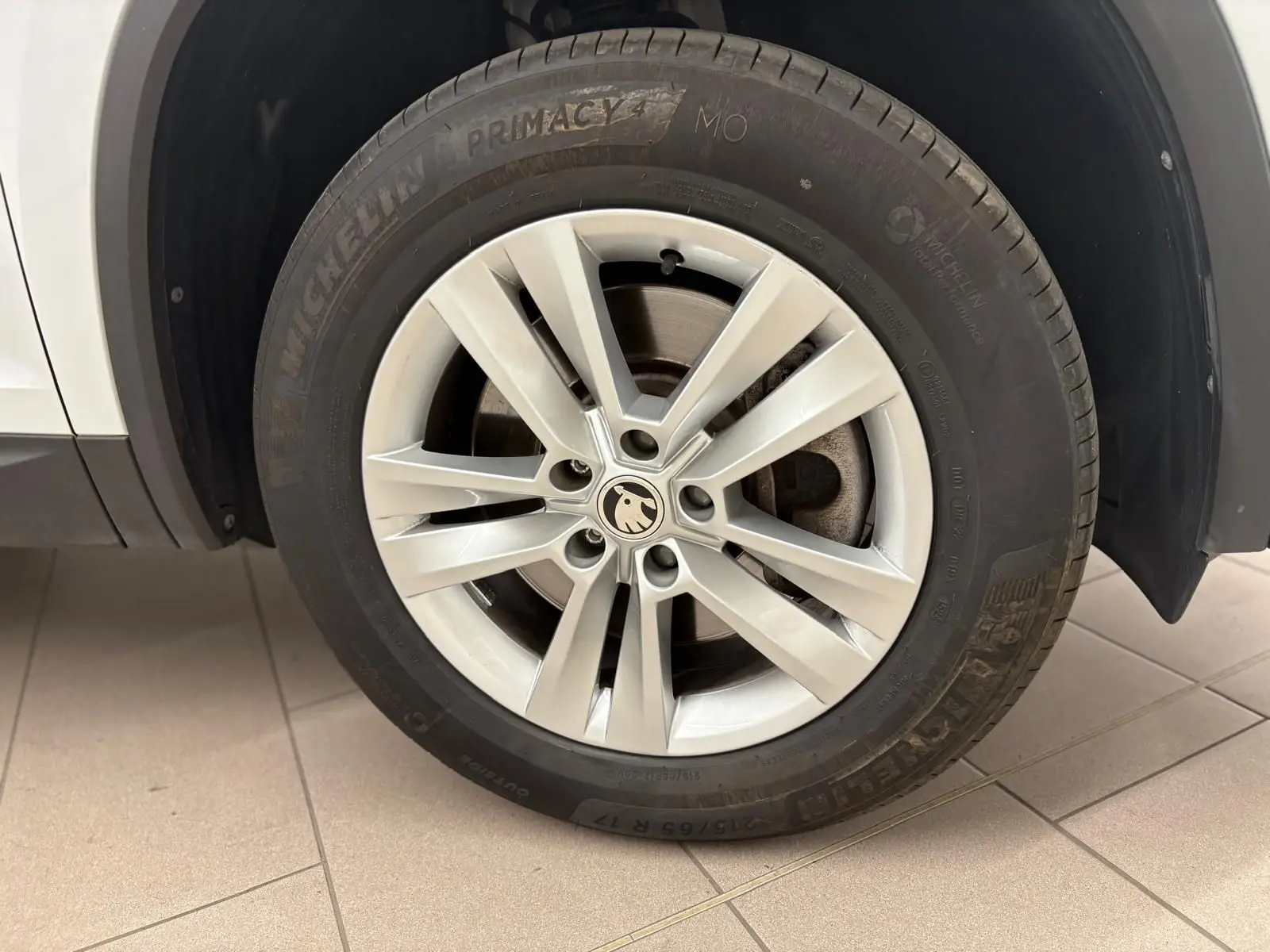 Gros plan sur la roue avant droite blanche lune d'un Skoda Kodiaq 2022 avec jante alliage et pneu Michelin.