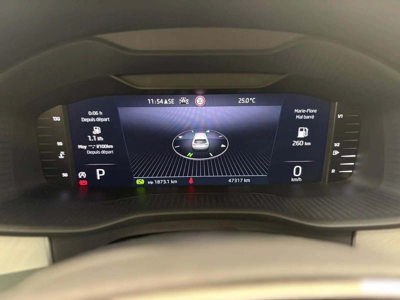 Affichage du tableau de bord numérique du Skoda Kodiaq 2022, vue frontale centrée sur l'écran Digital Cockpit.