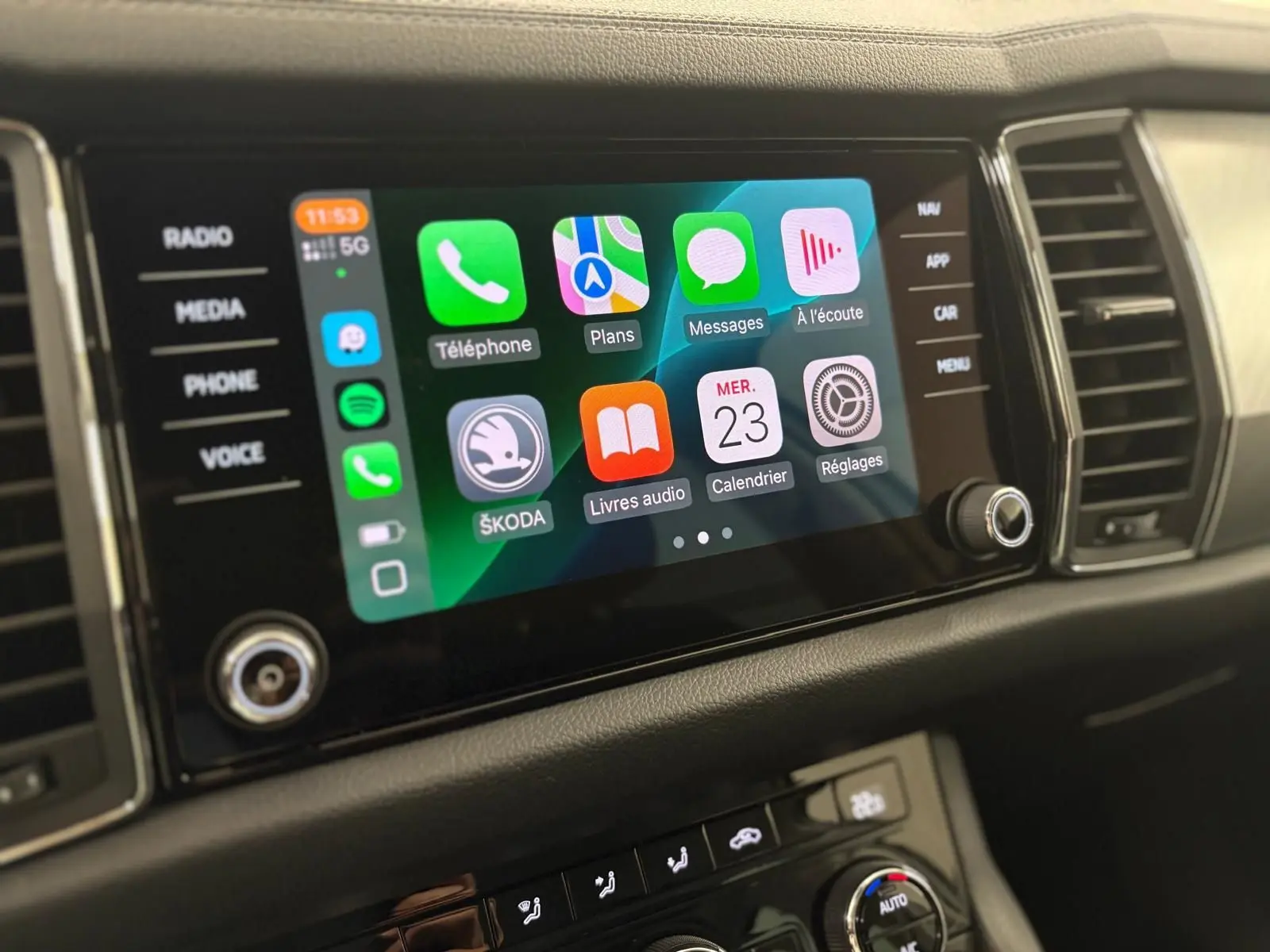 Écran tactile central du Skoda Kodiaq 2022 affichant les applications connectées, entouré de commandes noires.