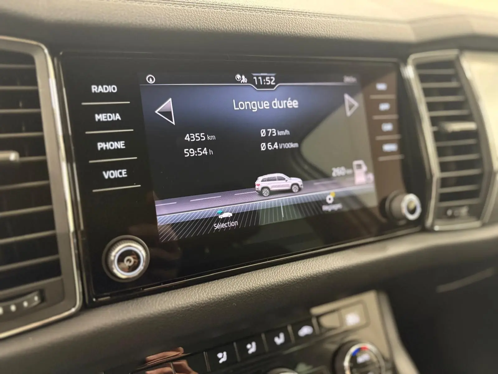 Écran central du Skoda Kodiaq 2022 affichant le tableau de bord numérique avec données de conduite en gros plan.