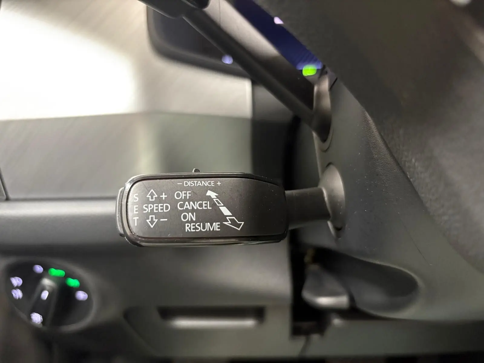 Le levier de commande du régulateur de vitesse du Skoda Kodiaq 2022, vue intérieure côté gauche du volant.