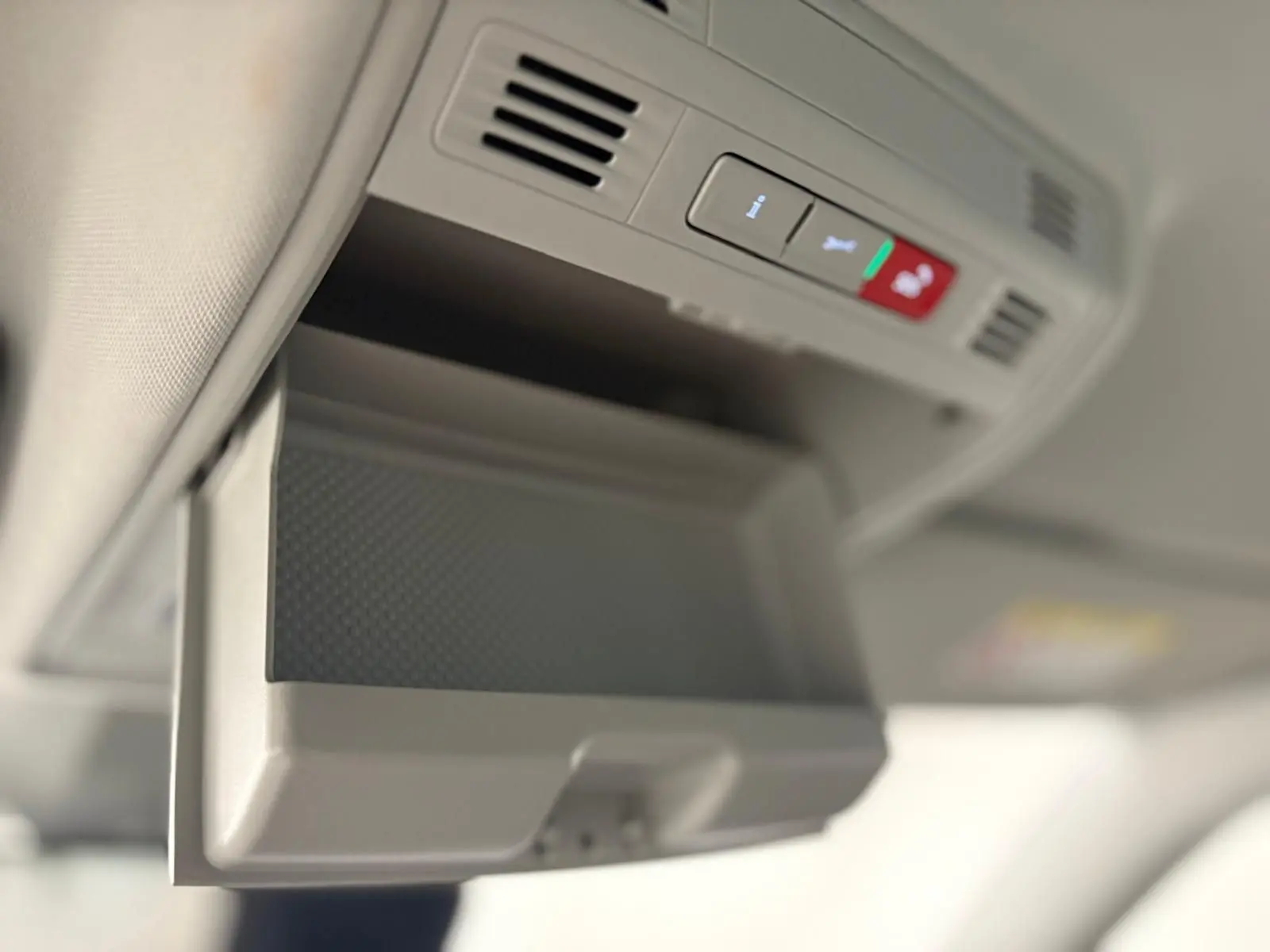 Rangement lunettes ouvert sous le plafonnier gris clair dans l'habitacle du Skoda Kodiaq blanc lune.