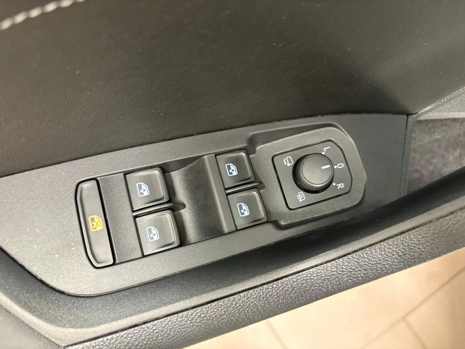 Panneau de commandes des vitres et rétroviseurs côté conducteur d'un Skoda Kodiaq 2022, finition Business.