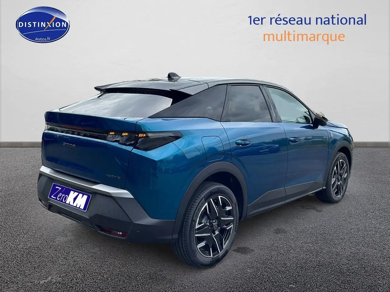 Vue 3/4 arrière droite du Peugeot 3008 Hybrid 145 GT bleu obsession avec jantes alliage et toit noir contrasté.