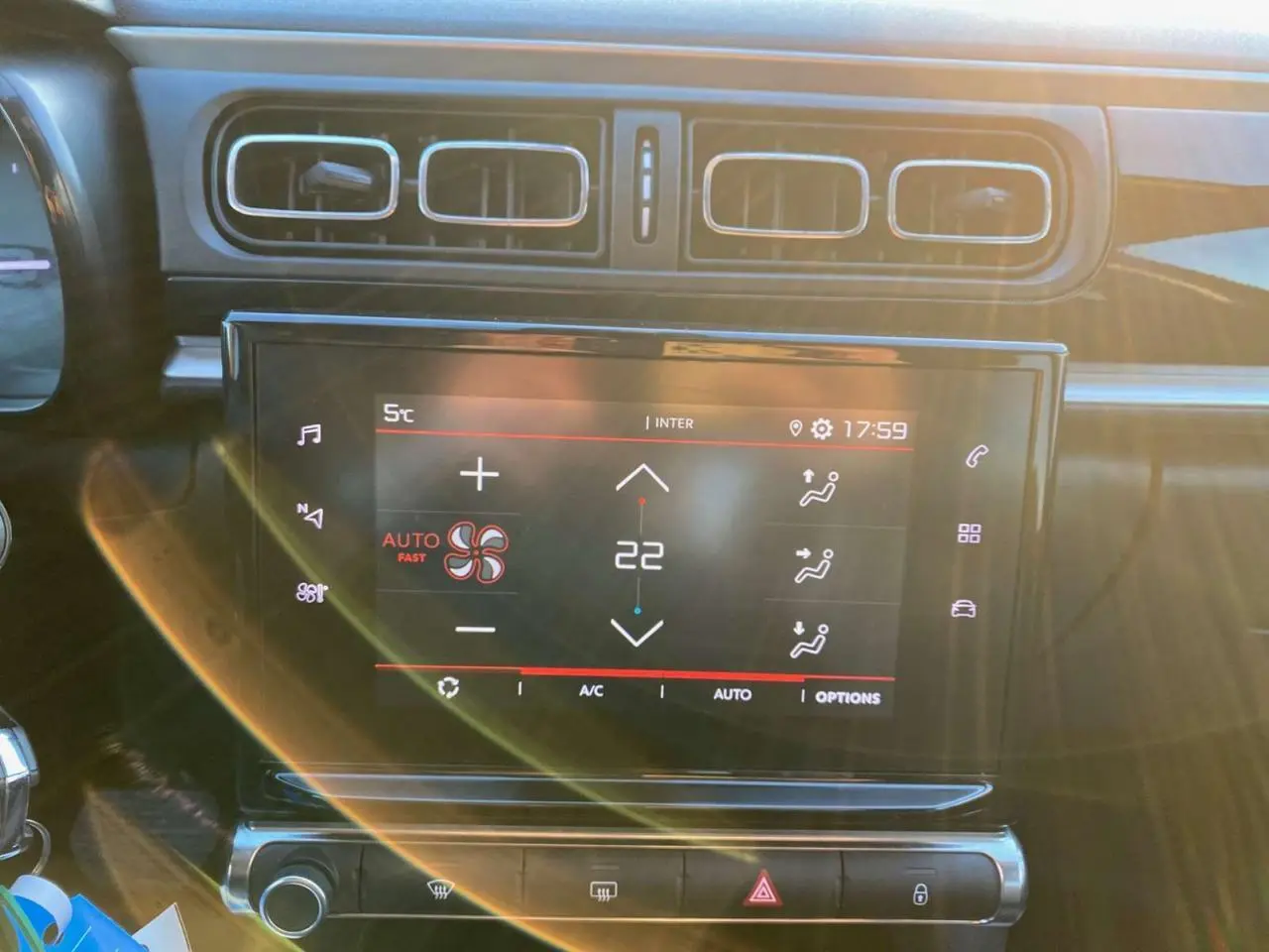 Écran tactile central de la Citroën C3 Shine 2023 montrant la climatisation automatique à 22°C avec soleil traversant l'habitacle.