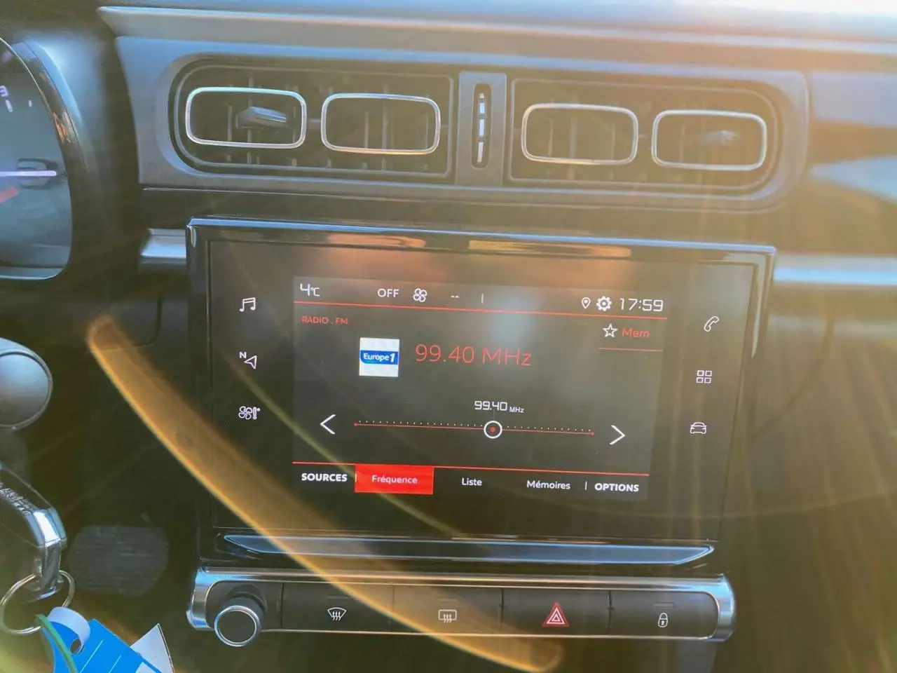 Vue rapprochée de l'écran tactile central et des aérateurs d'une Citroën C3 Shine 2023 noir toit rouge, intérieur moderne.