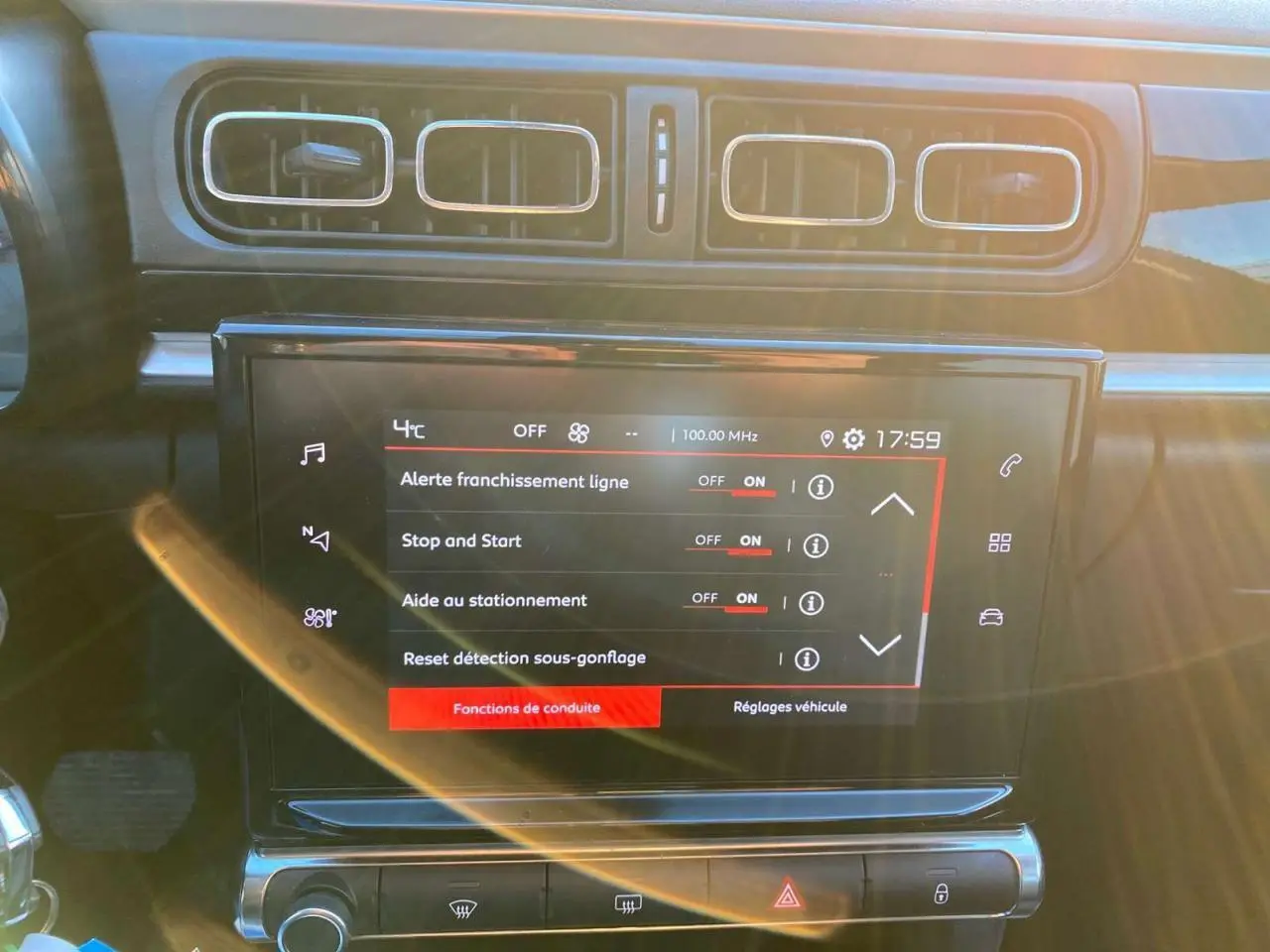 Vue rapprochée de l'écran tactile central et des aérateurs rectangulaires du tableau de bord de la Citroën C3 Shine 2023.