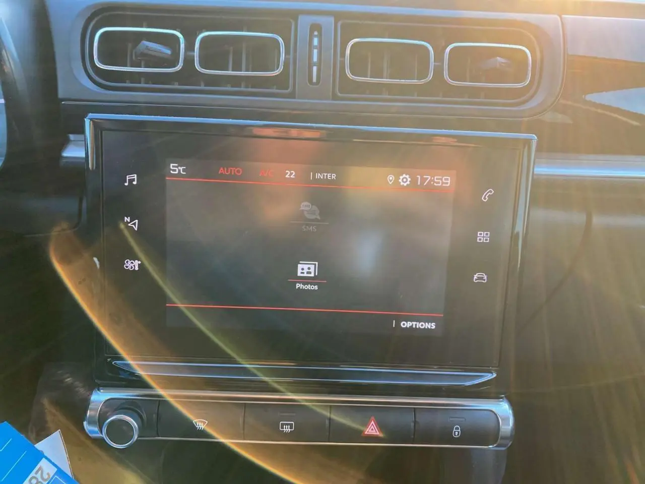 Écran tactile central de la Citroën C3 Shine 2023 avec commandes climatisation et ventilation visibles.