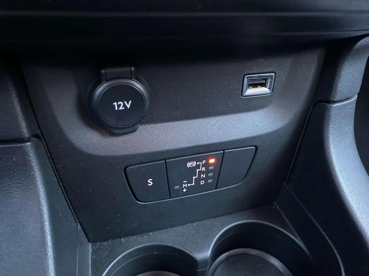 Gros plan sur la commande de boîte automatique et prise USB dans l'habitacle d'une Citroën C3 Shine 2023 toit rouge.
