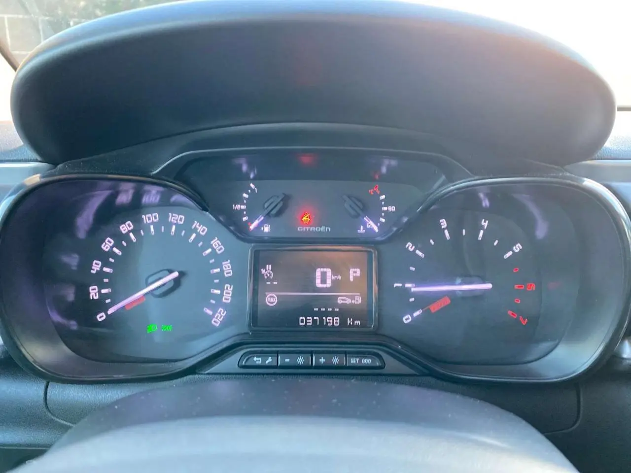 Vue rapprochée du tableau de bord numérique de la Citroën C3 Shine 2023, affichant 37198 km.