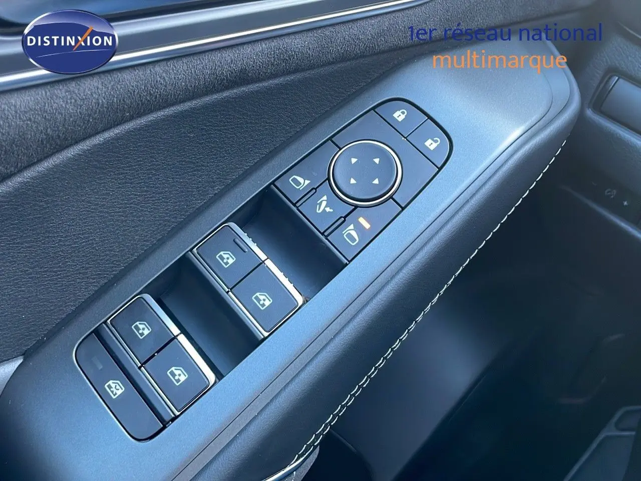 Gros plan sur les commandes de lève-vitres et rétroviseurs du côté gauche intérieur du Nissan Qashqai gris céramique toit noir.