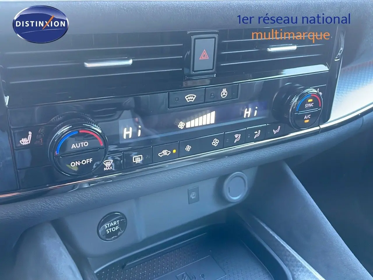 Détail de la console centrale du Nissan Qashqai 2025 avec commandes climatisation digitale et bouton start-stop.