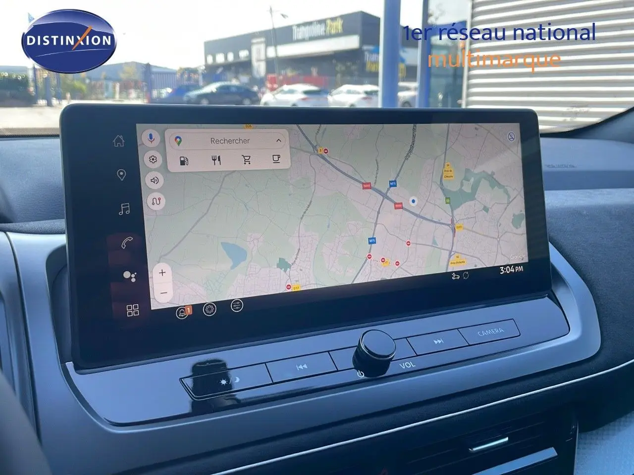 Écran tactile central affichant la navigation GPS dans l'habitacle moderne du Nissan Qashqai gris céramique 2025.