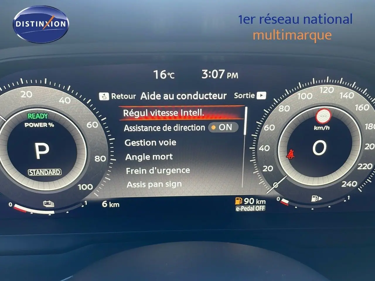 Tableau de bord numérique du Nissan Qashqai 2025 affichant l'aide au conducteur et la vitesse à zéro.
