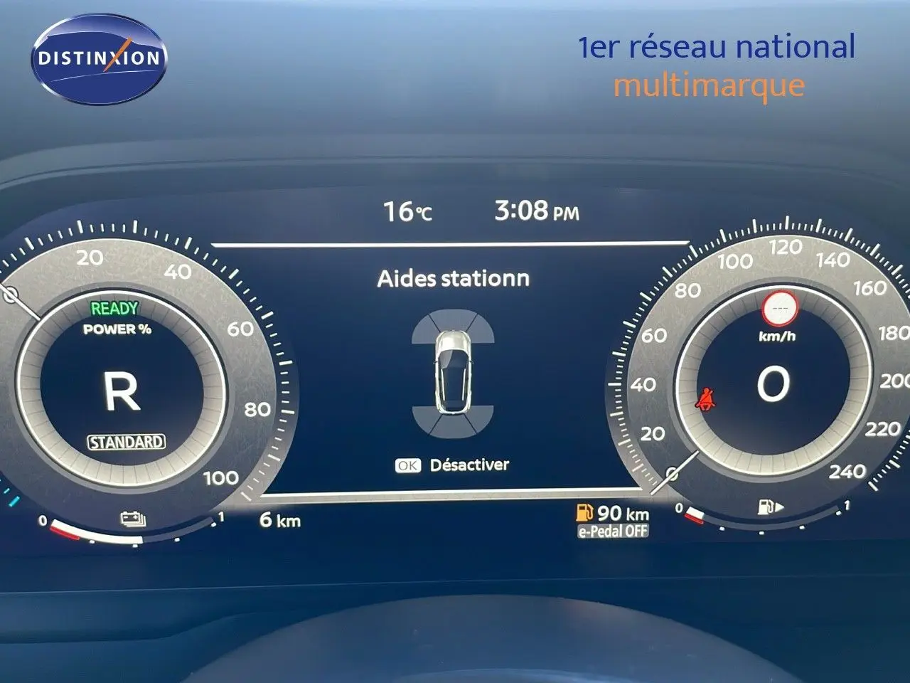 Tableau de bord numérique du Nissan Qashqai 2025 affichant l'aide au stationnement et la vitesse à zéro km/h.