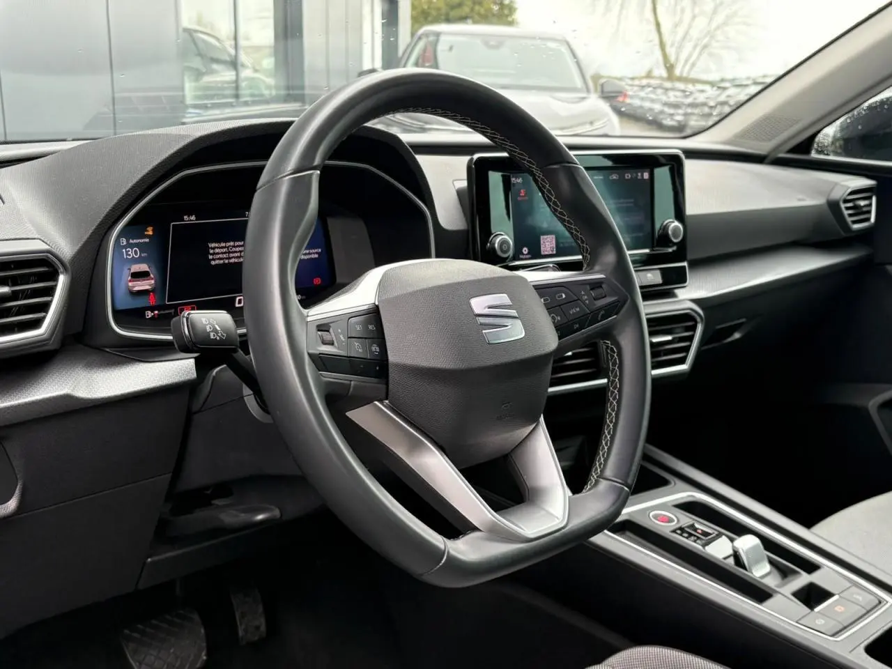 Vue intérieure centrée sur le volant cuir multifonction et le tableau de bord digital du SEAT Leon 2024.