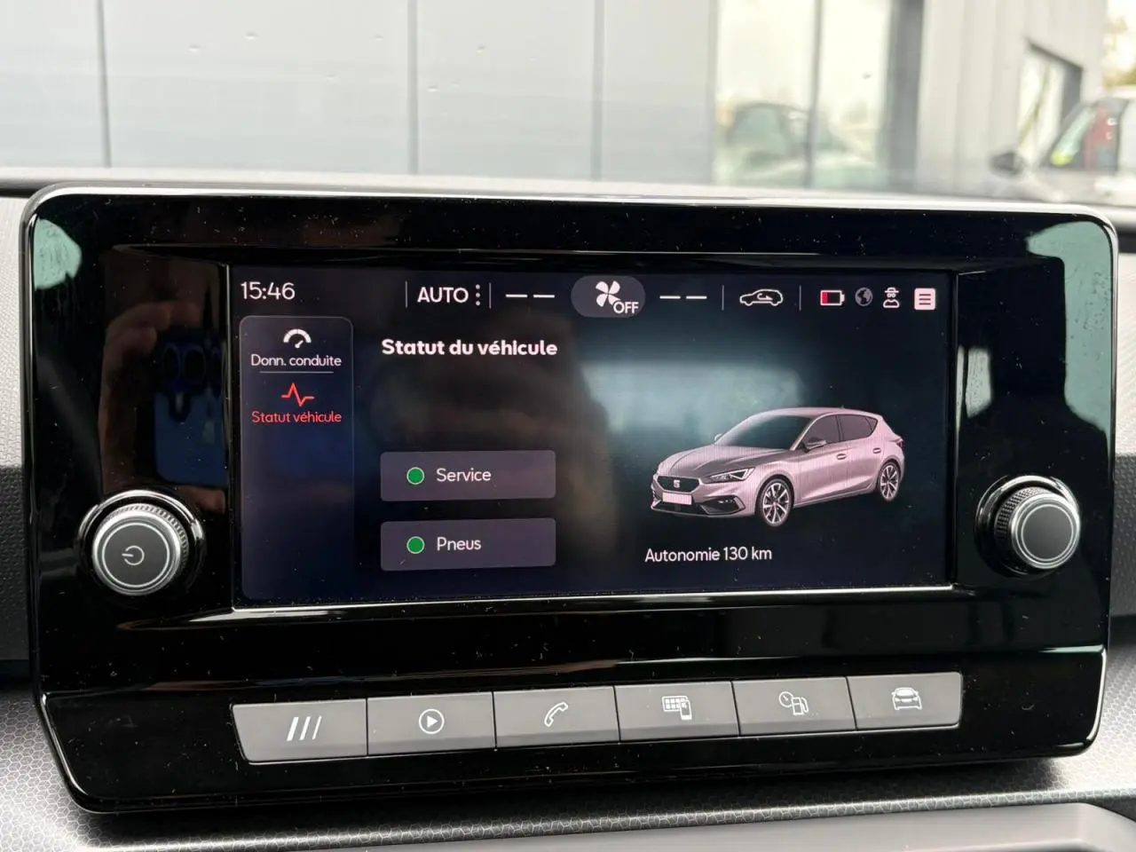 Écran tactile central du tableau de bord du SEAT Leon 2024 affichant le statut véhicule et autonomie.