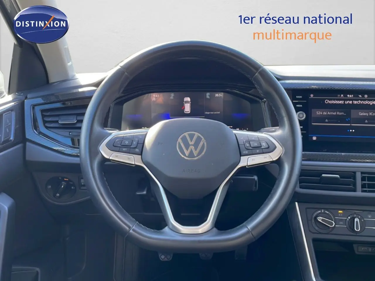 Vue frontale du volant noir en cuir du Volkswagen Taigo 2022 avec tableau de bord digital et écran tactile central.