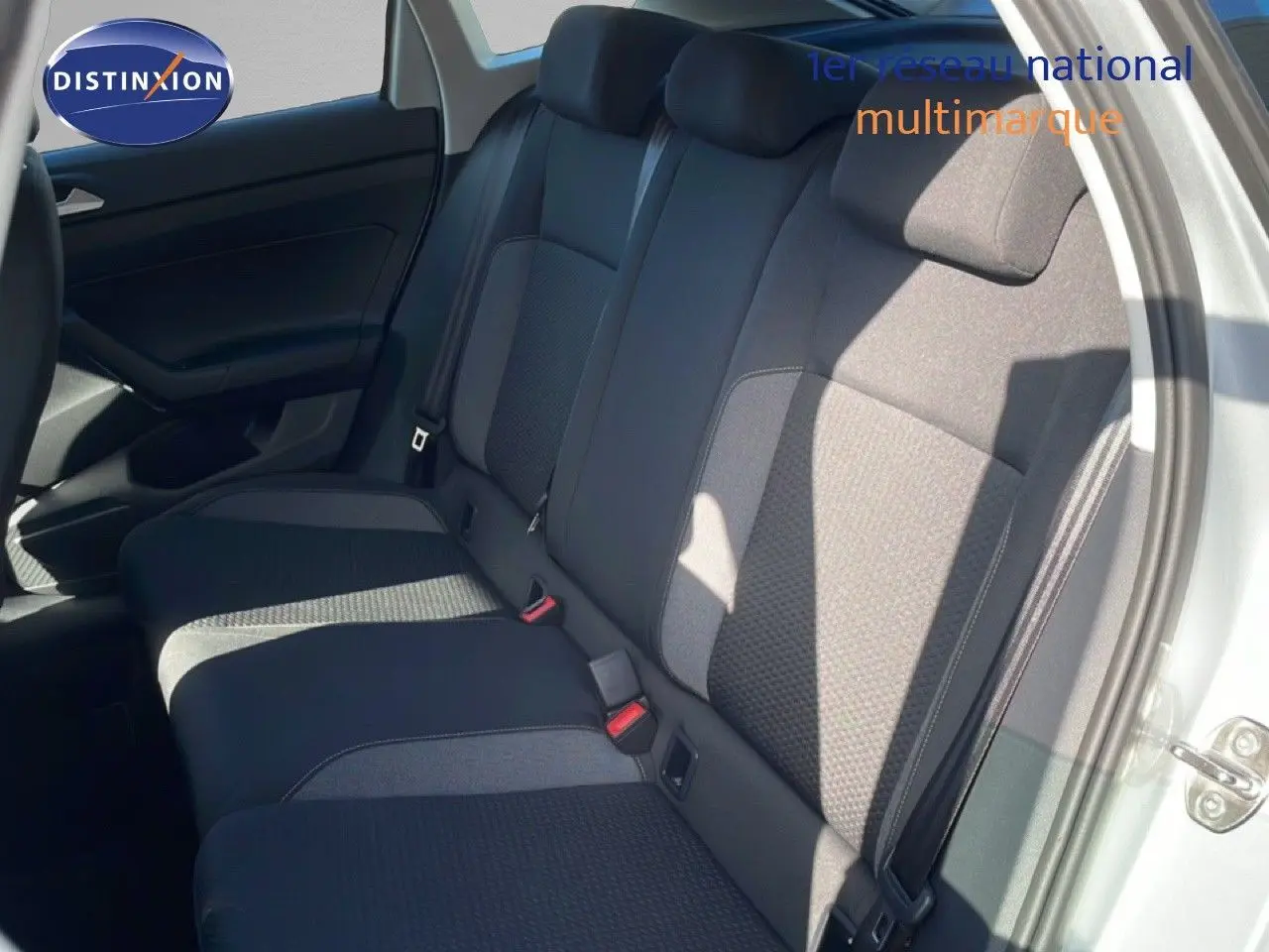 Vue intérieure côté droit des sièges arrière en tissu noir du Volkswagen Taigo 1.0 TSI 110CH Life Business couleur reflet d'argent métal.