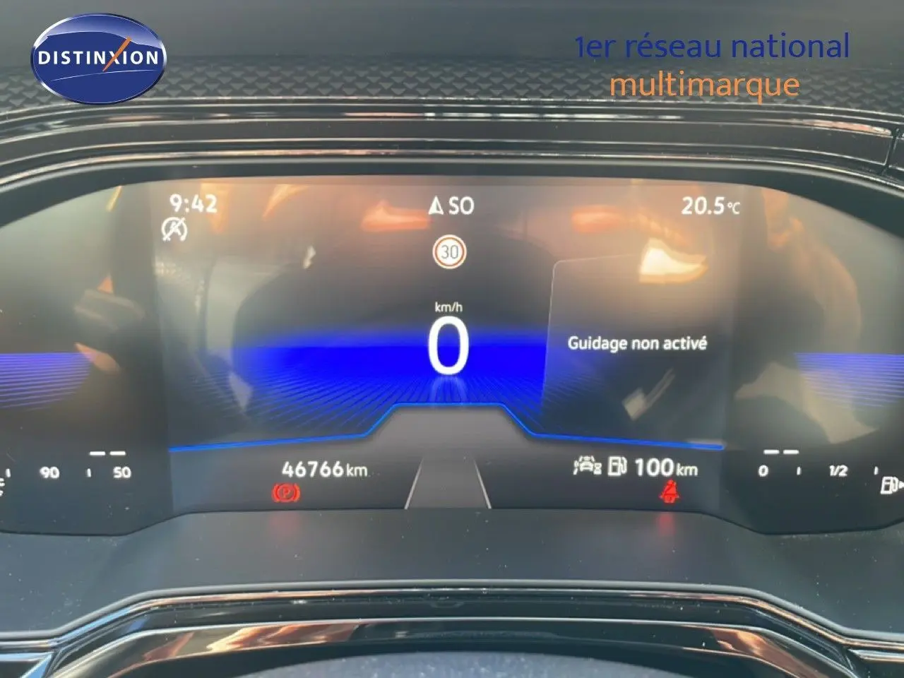 Vue rapprochée du tableau de bord numérique du Volkswagen Taigo 2022, affichage en bleu et noir avec informations de conduite.