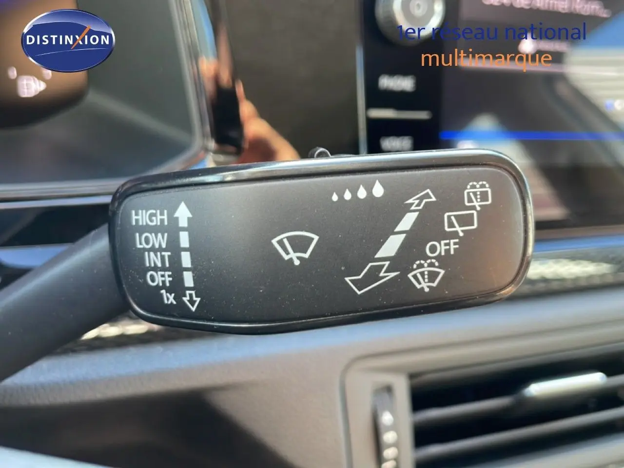 Gros plan sur la commande d’essuie-glace du Volkswagen Taigo 2022, finition argent métal, intérieur noir.