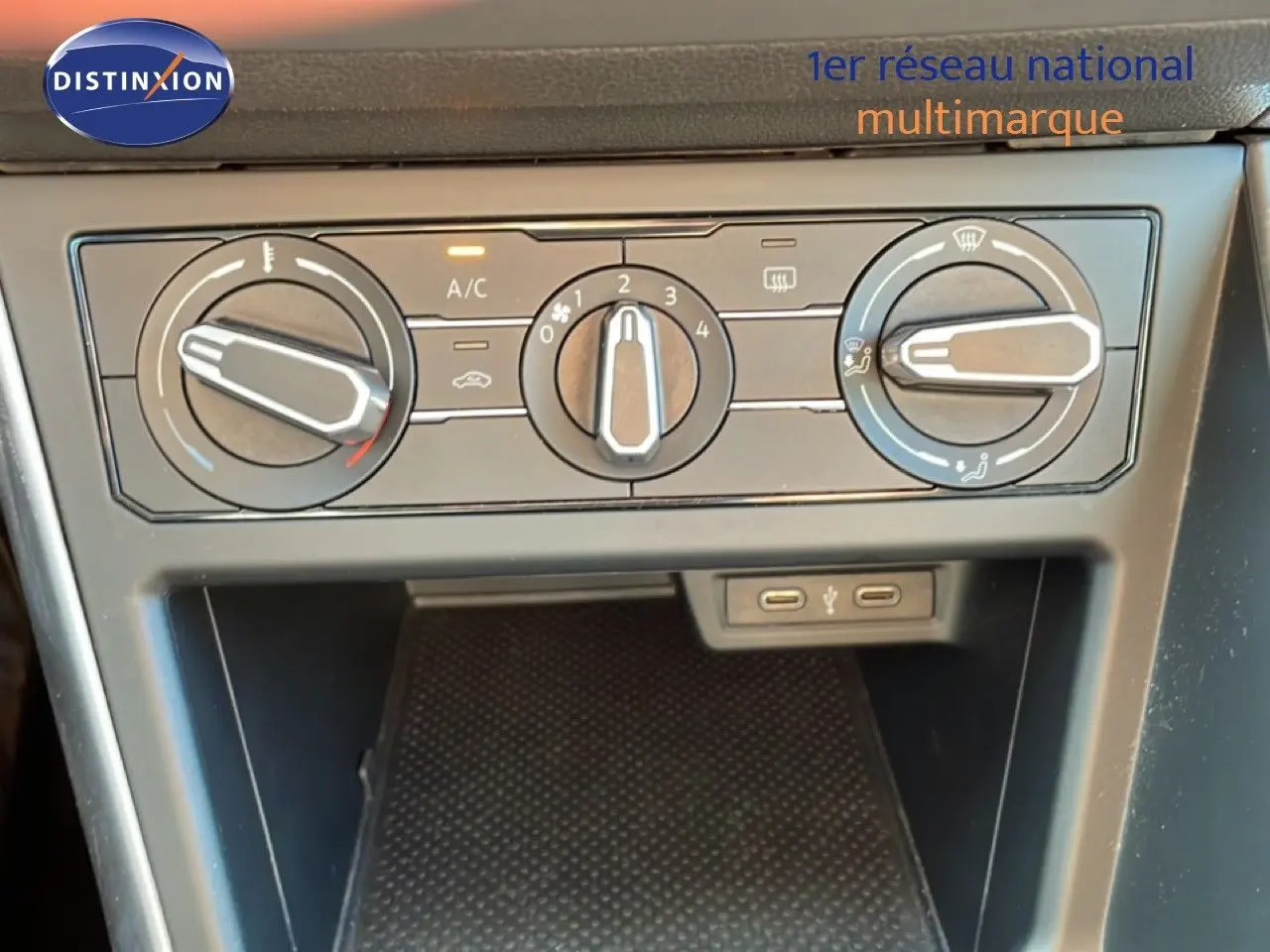 Vue rapprochée des commandes de climatisation et des ports USB du Volkswagen Taigo 1.0 TSI 110ch Life Business 2022.