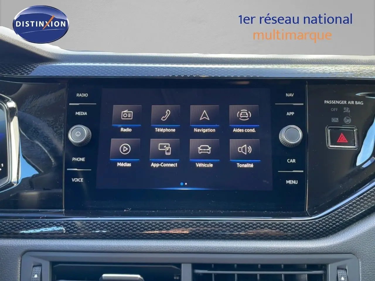 Vue rapprochée de l'écran tactile central du tableau de bord du Volkswagen Taigo 2022 finition Life Business, avec interface multimédia affichée.
