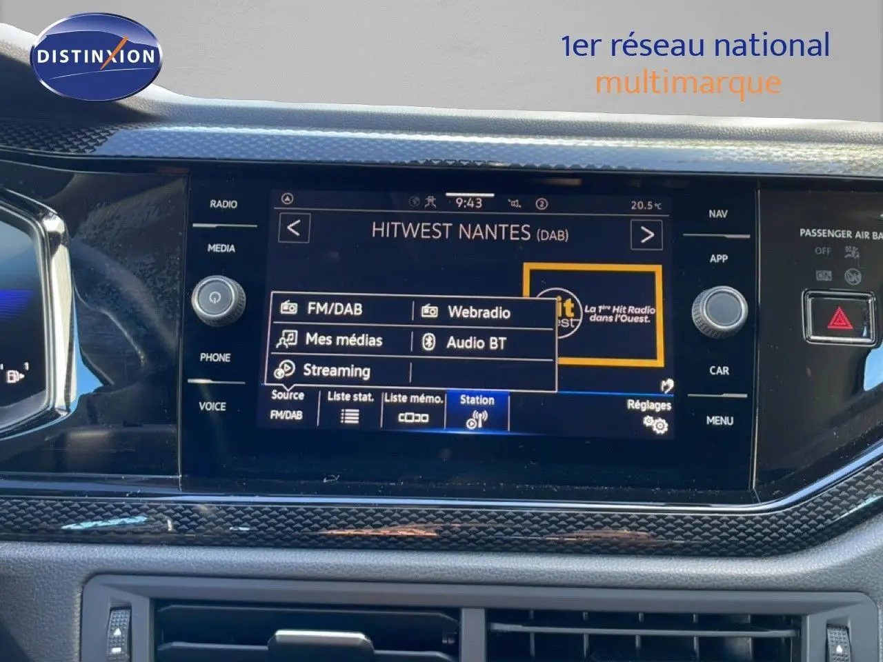 Vue rapprochée de l’écran multimédia tactile du Volkswagen Taigo 2022, affichant la radio FM/DAB avec interface moderne.