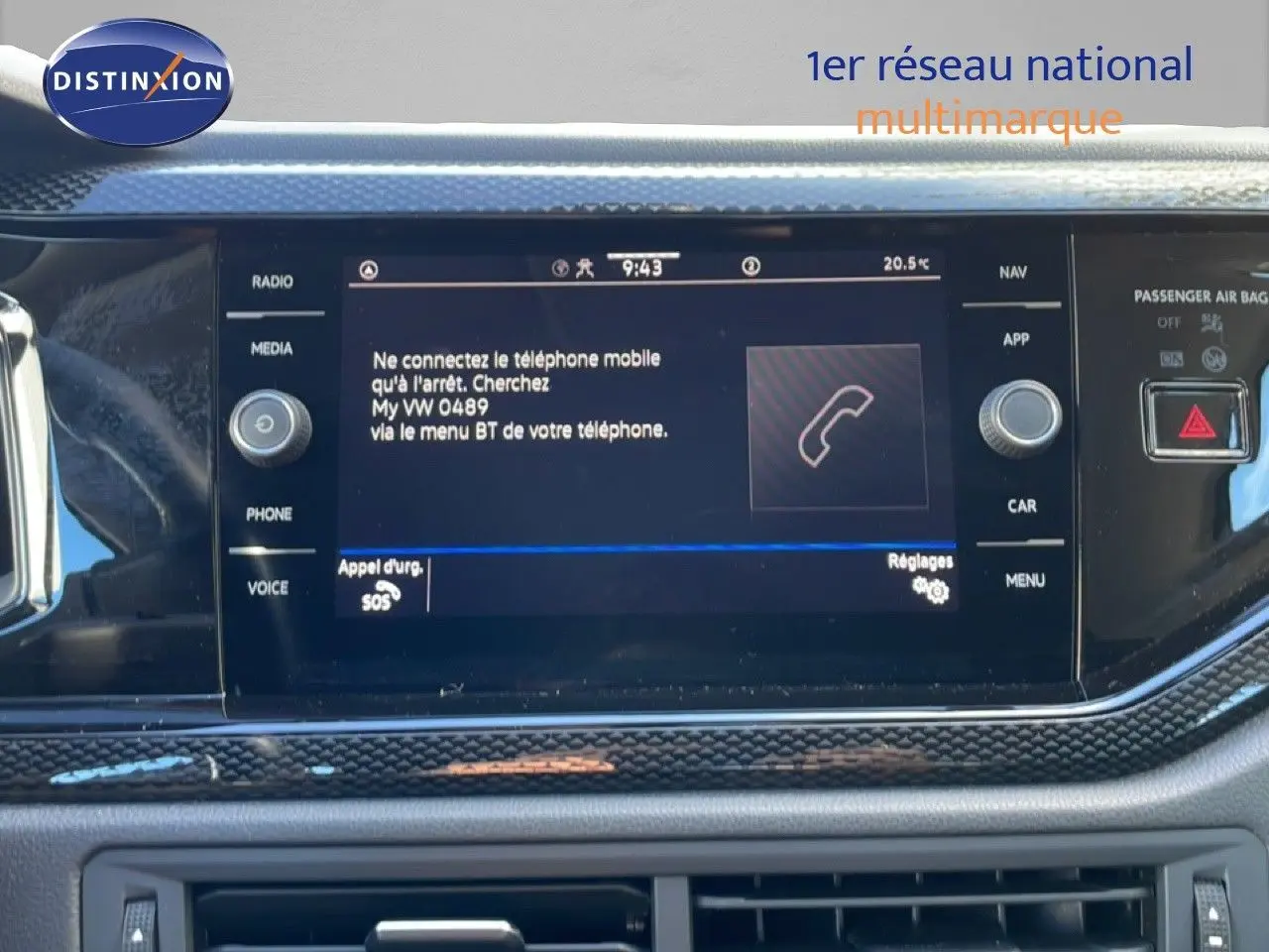 Écran central tactile du tableau de bord du Volkswagen Taigo 2022 affichant les instructions de connexion Bluetooth.