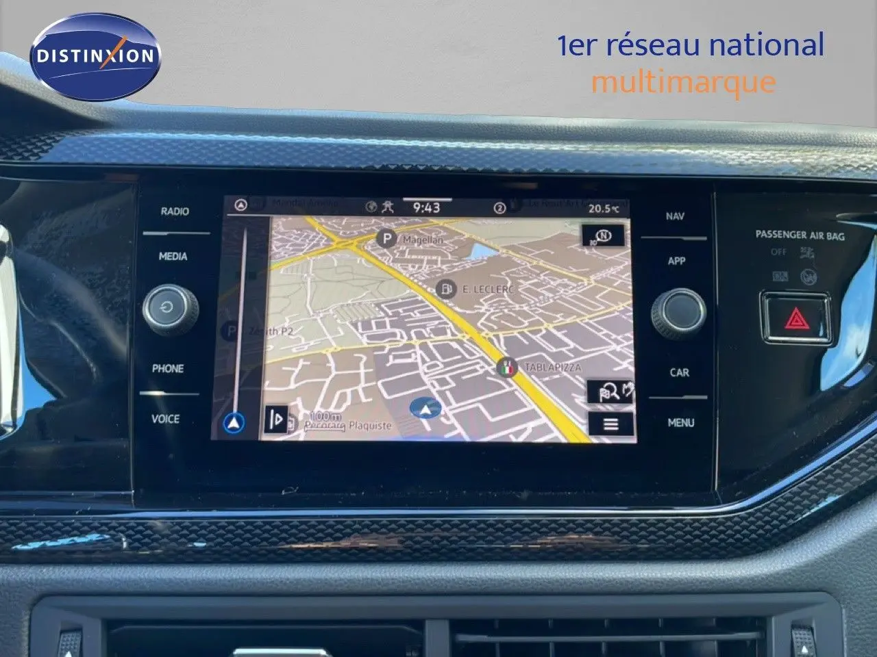 Vue rapprochée de l'écran tactile central avec navigation GPS du Volkswagen Taigo 2022 finition Life Business.