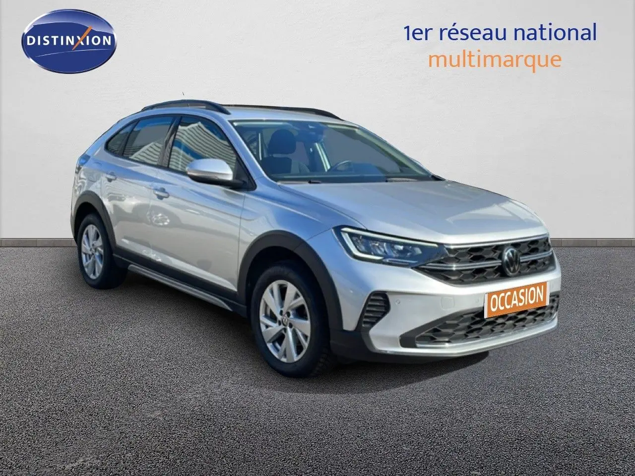 Volkswagen Taigo 2022 argent métal en 3/4 avant droit avec calandre noire et jantes alliage 16 pouces.