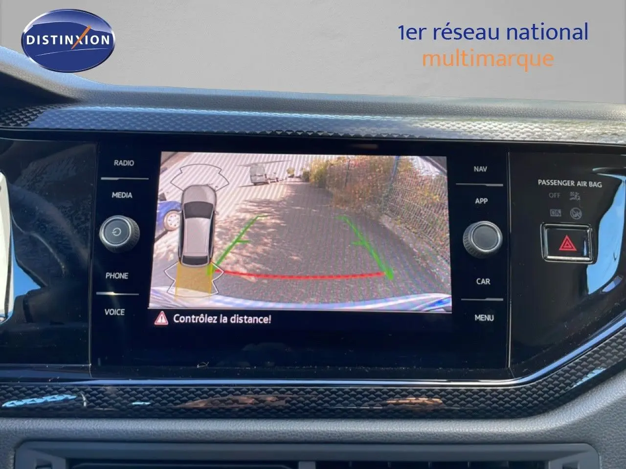 Écran central du Volkswagen Taigo 2022 montrant la caméra de recul avec guidage de trajectoire en extérieur.