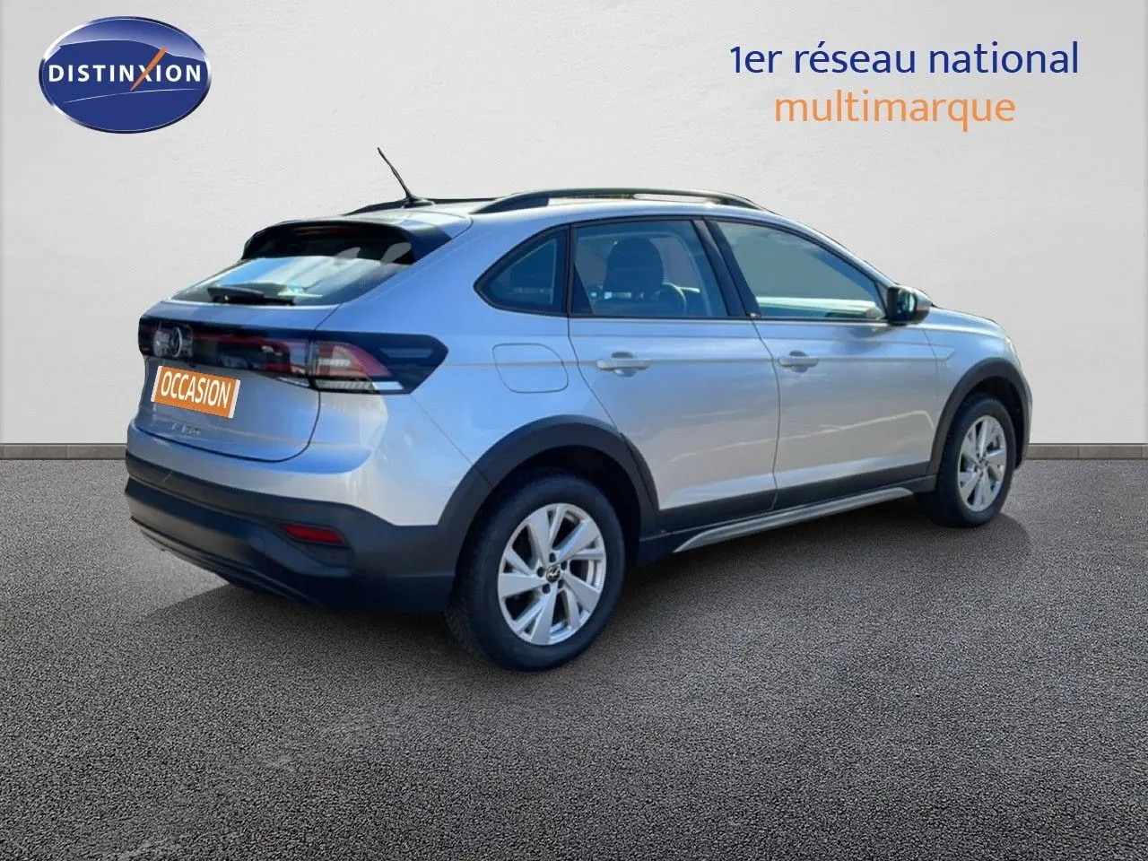 Vue 3/4 arrière droite d’un Volkswagen Taigo 1.0 TSI 110ch Life Business argent métallisé avec toit ouvrant et jantes alliage.
