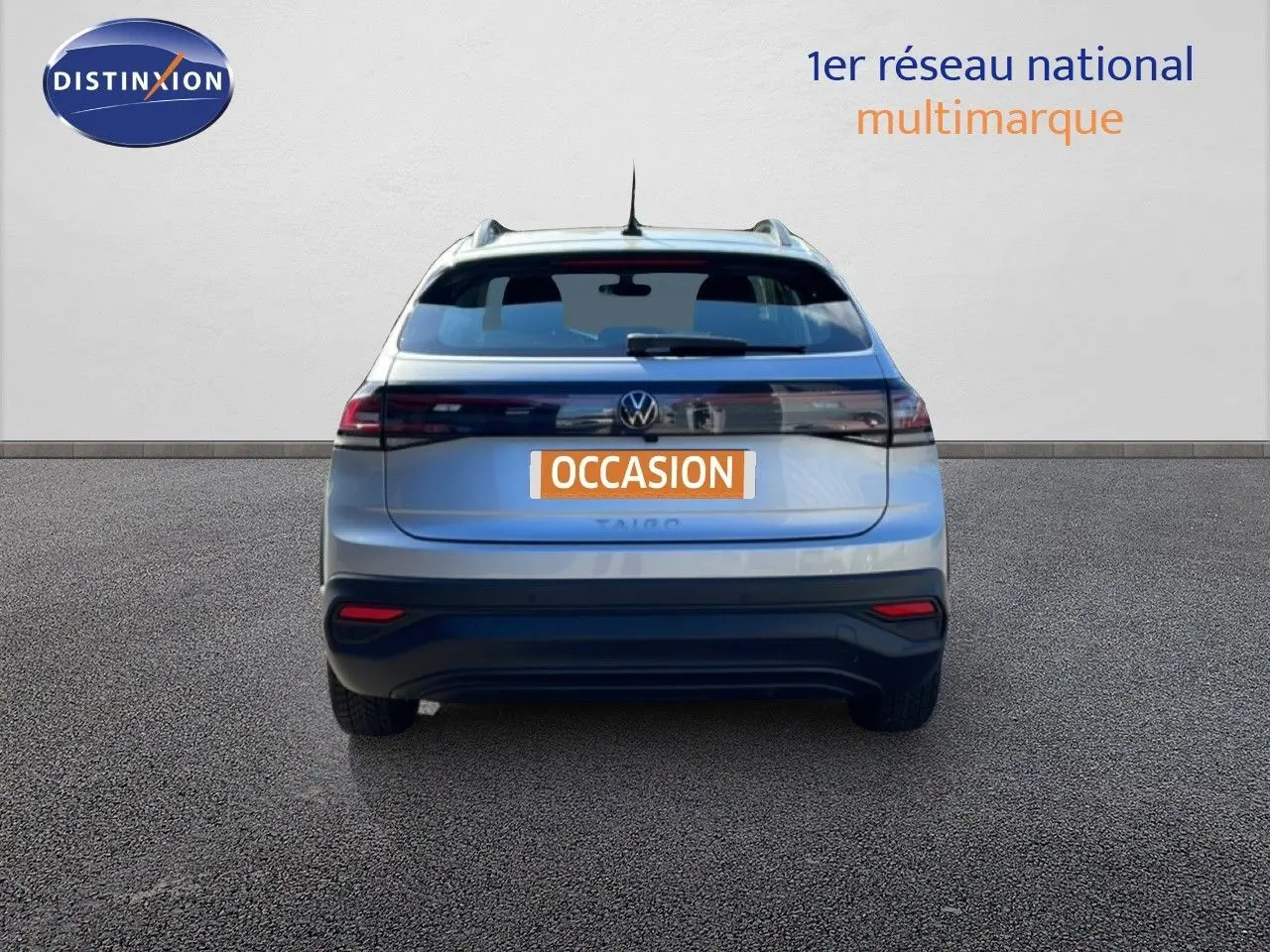 Vue arrière d'un Volkswagen Taigo 2022 couleur reflet d'argent métal avec feux arrière LED et logo central visible.