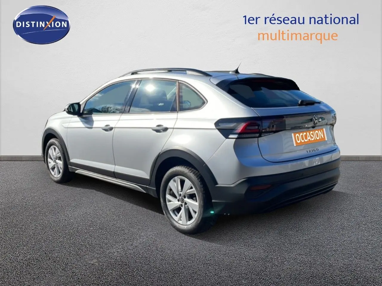 Volkswagen Taigo 2022 reflet d'argent métal en 3/4 arrière droit, avec feux arrière foncés et jantes alliage.