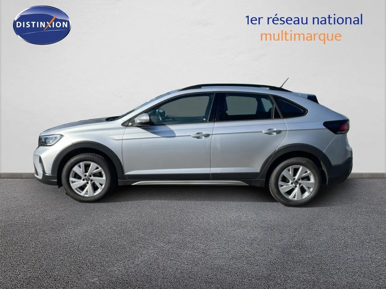 Volkswagen Taigo 1.0 TSI 110ch Life Business en reflet d'argent métal, vue profil côté gauche sur fond neutre.