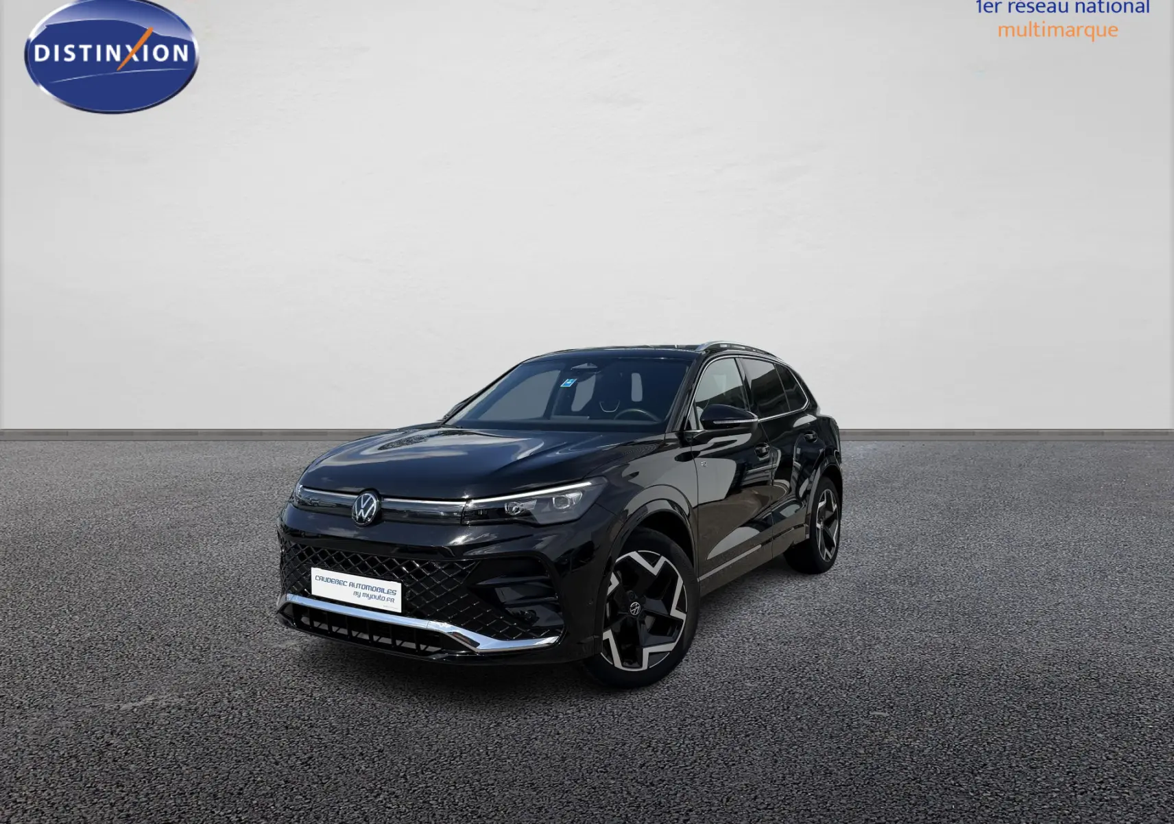 Volkswagen Tiguan noir en 3/4 avant droit, avec jantes alliage noir et calandre distinctive R-Line.