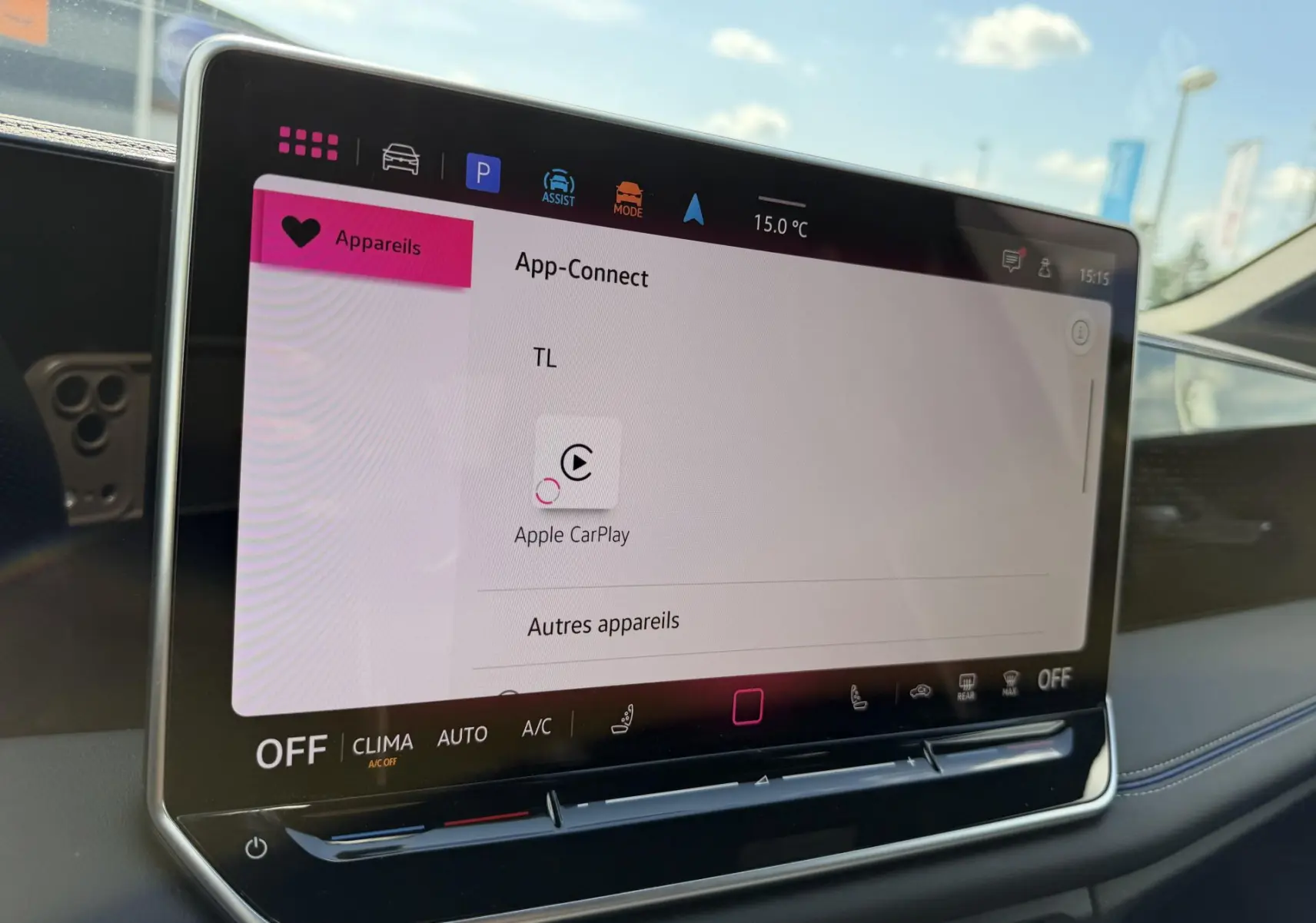 Écran tactile central du Volkswagen Tiguan 2025 affichant la fonction Apple CarPlay, intérieur noir moderne.