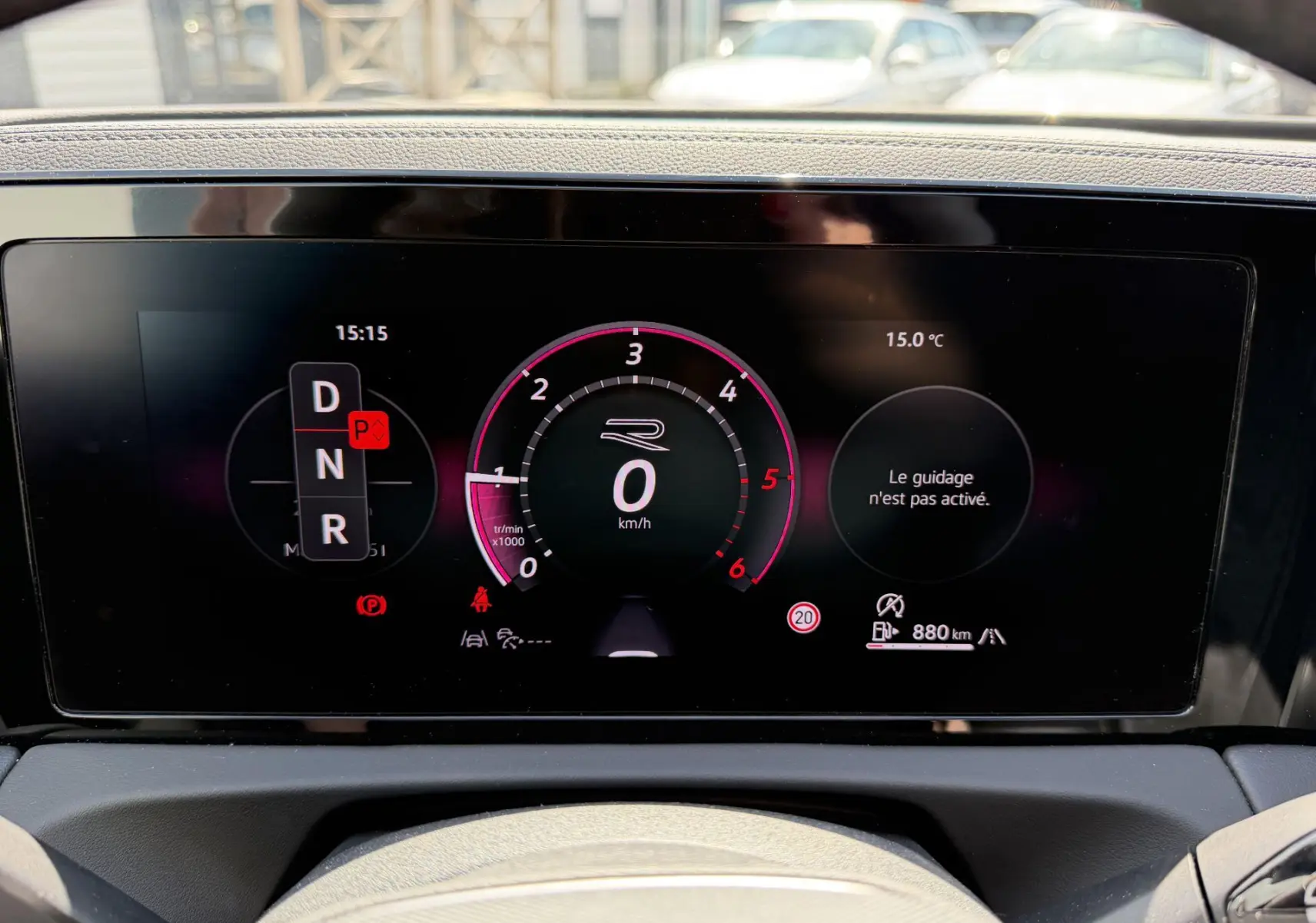 Affichage numérique du tableau de bord du Volkswagen Tiguan 2025 avec écran Digital Cockpit Pro en vue frontale.