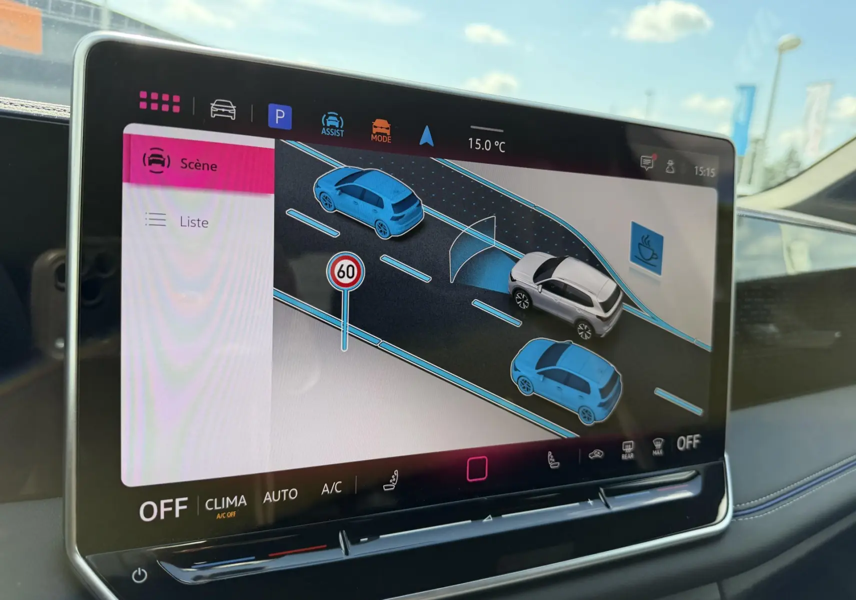 Écran tactile intérieur du Volkswagen Tiguan 2025 affichant l’aide au stationnement et détection d’angles morts.