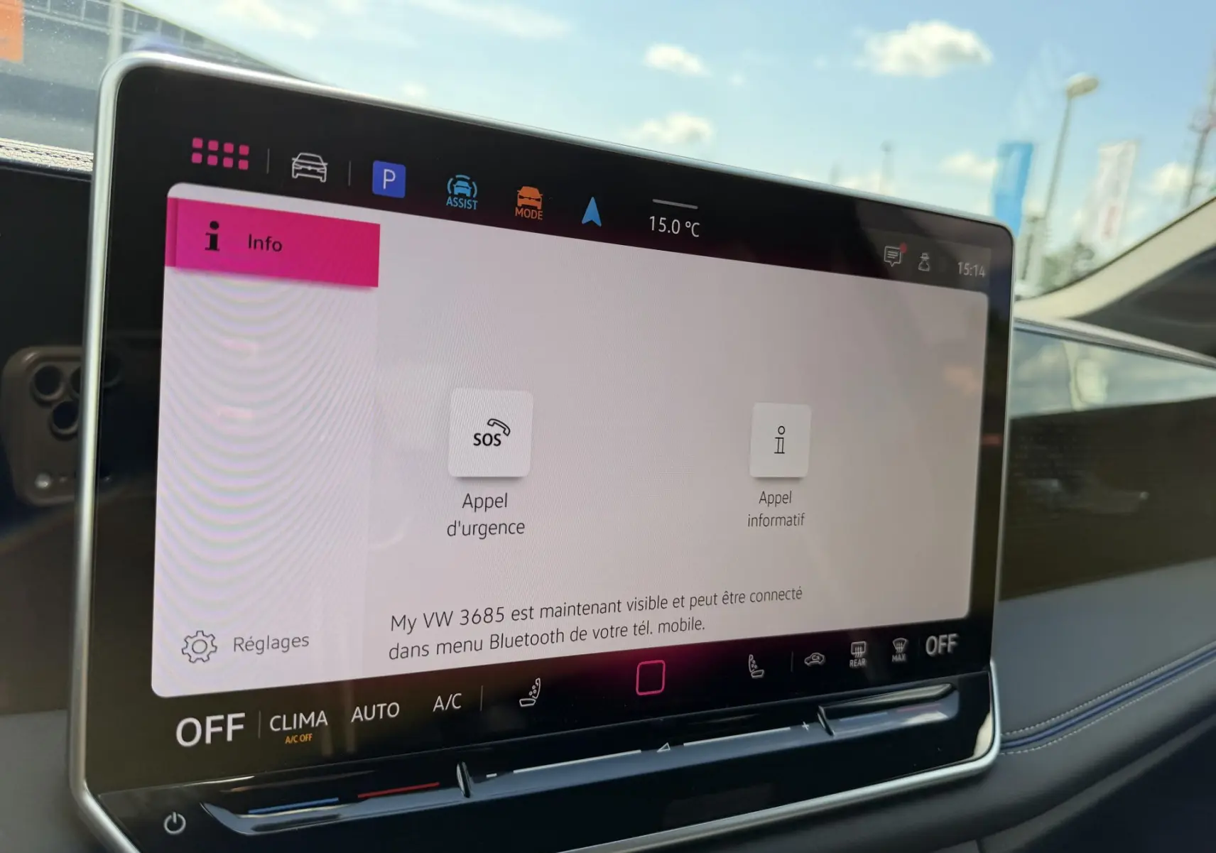 Écran tactile Digital Cockpit Pro du Volkswagen Tiguan 2025, vue intérieure côté passager, affichage clair et moderne.
