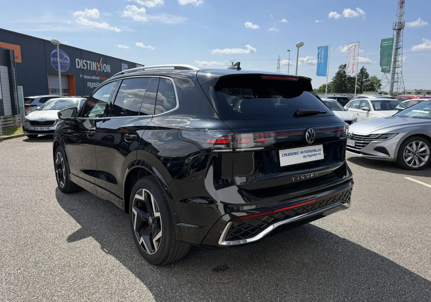 Volkswagen Tiguan noir vu en 3/4 arrière droit, avec jantes alliage noir et feux arrière LED 3D.