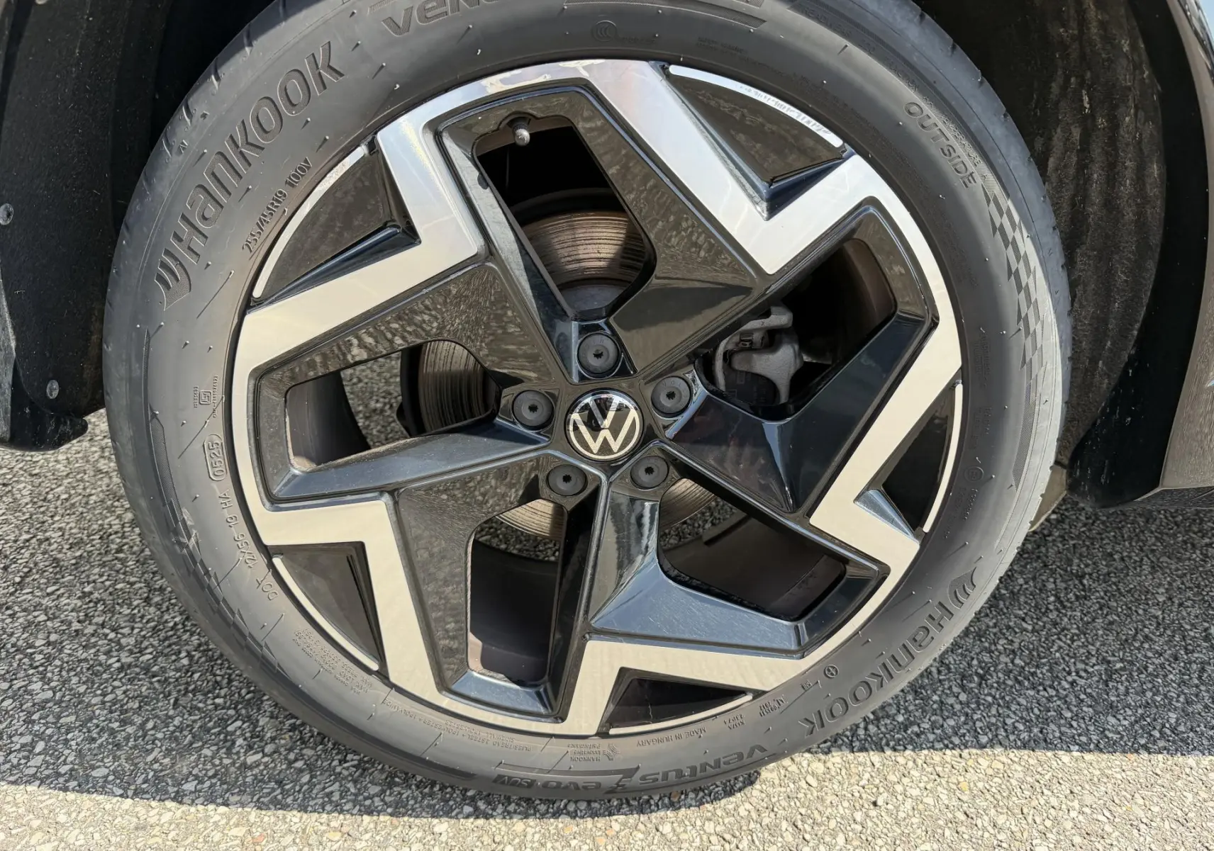 Gros plan sur la jante alliage 19 pouces noire et argentée du Volkswagen Tiguan 2025, pneu Hankook visible.