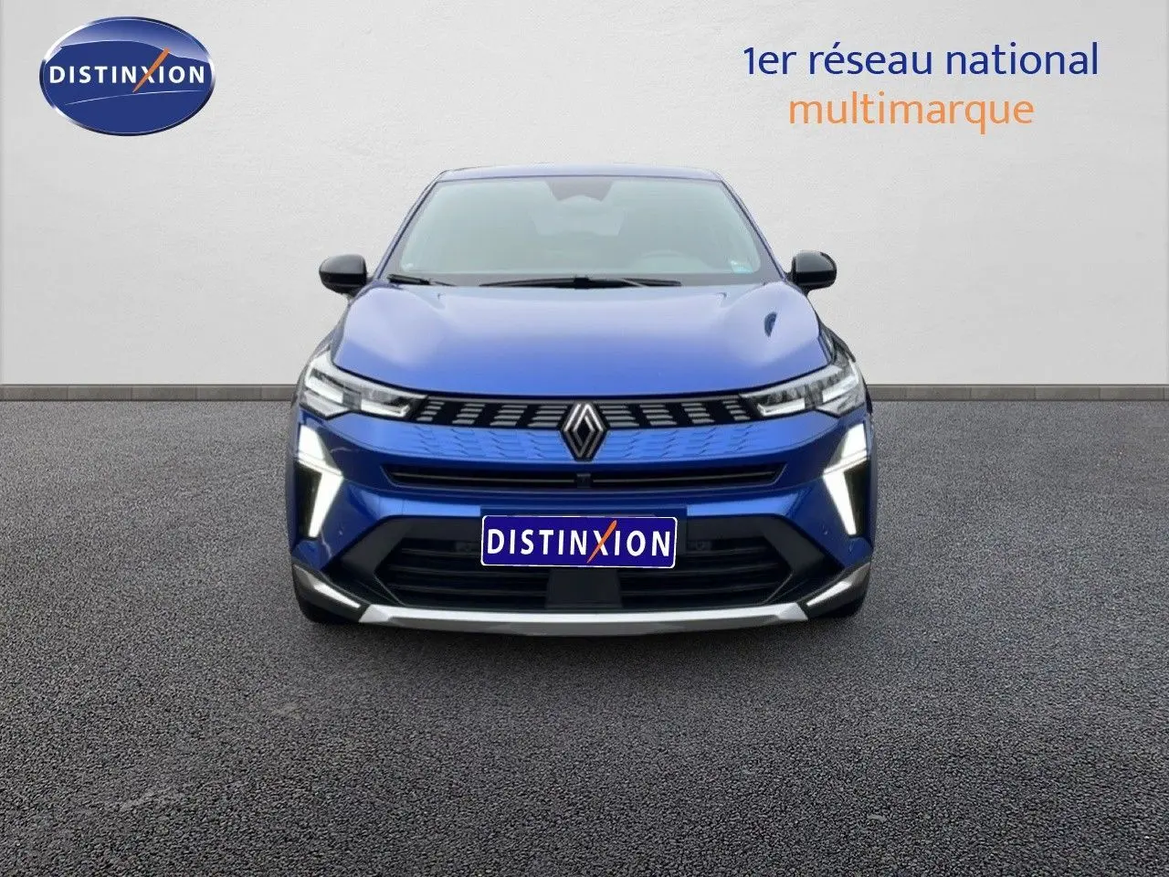Vue frontale d'une Renault Symbioz E-Tech Full Hybrid 145ch Iconic bleu iron metal avec éclairage LED distinctif.