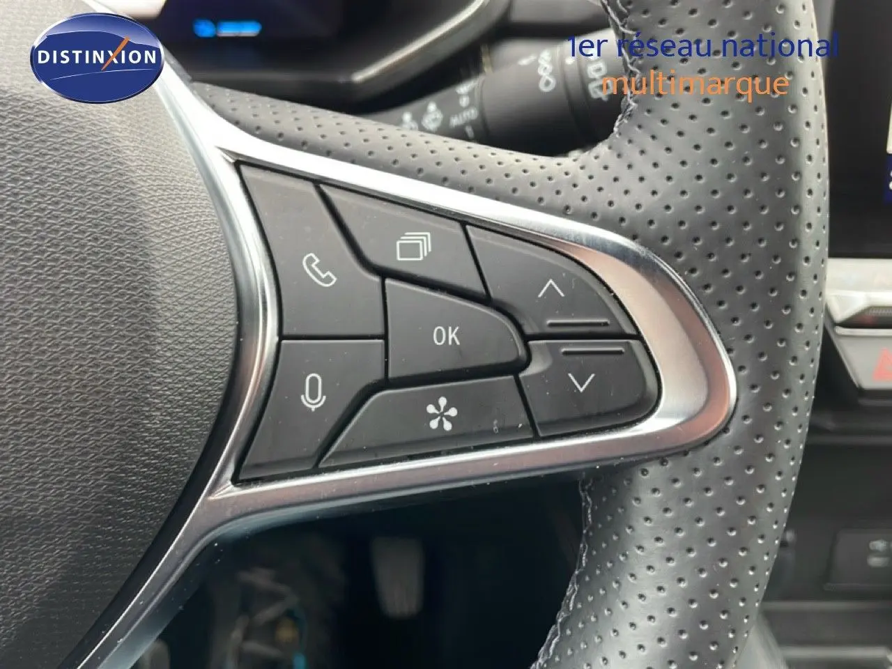 Gros plan sur les commandes au volant en cuir perforé noir de la Renault Symbioz E-Tech Full Hybrid 2025.