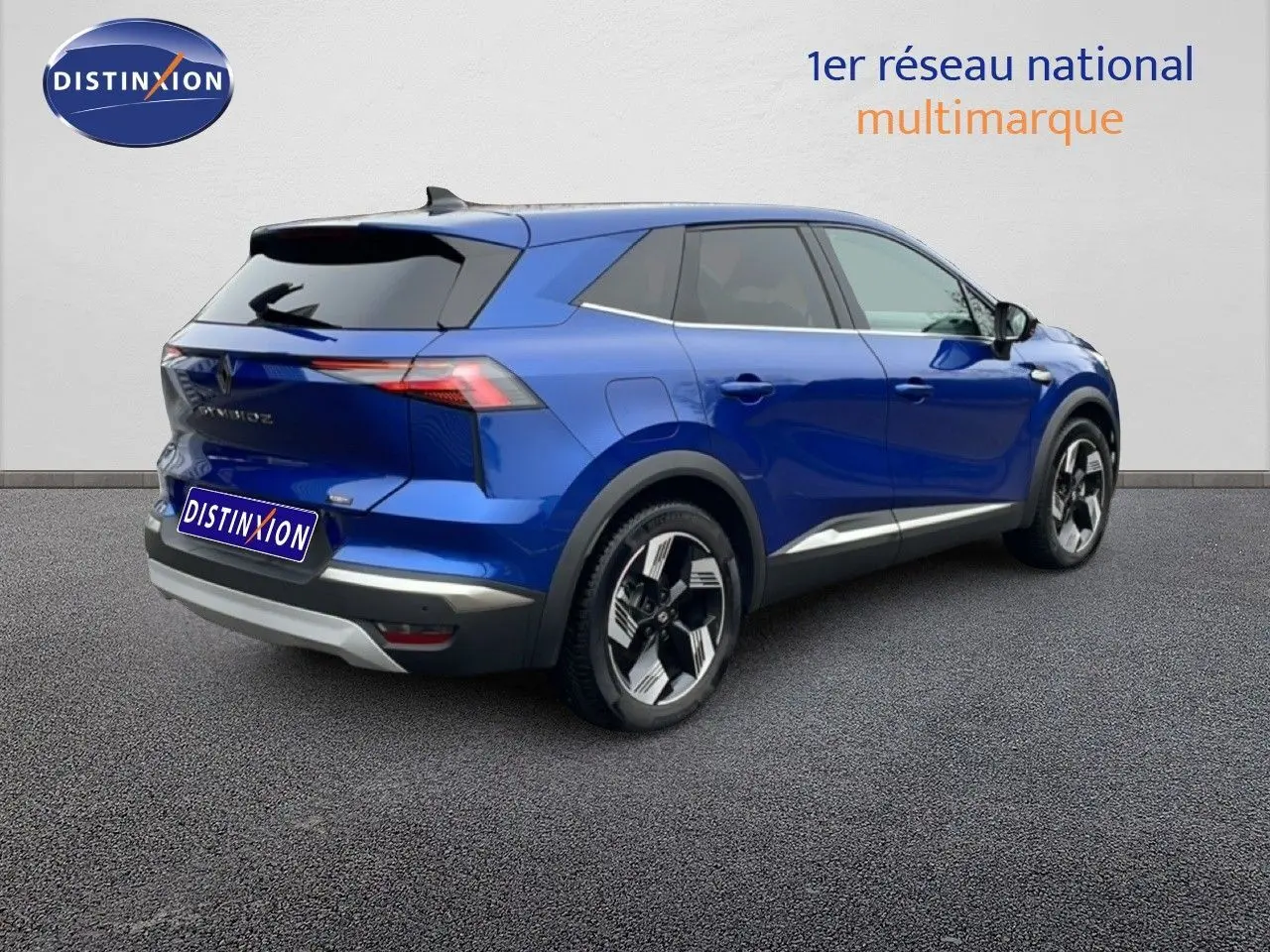 Vue 3/4 arrière droite d’un Renault Symbioz E-Tech Full Hybrid bleu Iron Metal avec jantes bi-ton et détails noirs contrastants.