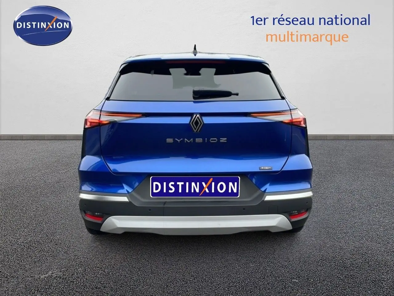 Vue arrière d'une Renault Symbioz bleu Iron Metal avec feux LED fins et logo centré sur fond clair.
